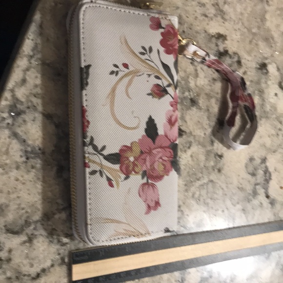 Floral wallet with wrist strap! - Picture 2 of 3